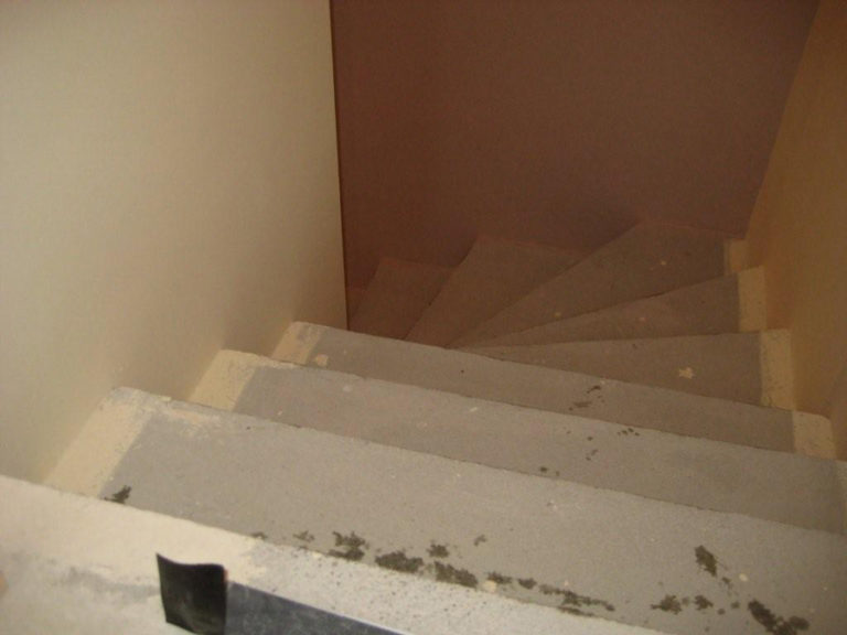 Treppe mit neuer Stufenhöhe vor der Beschichtung