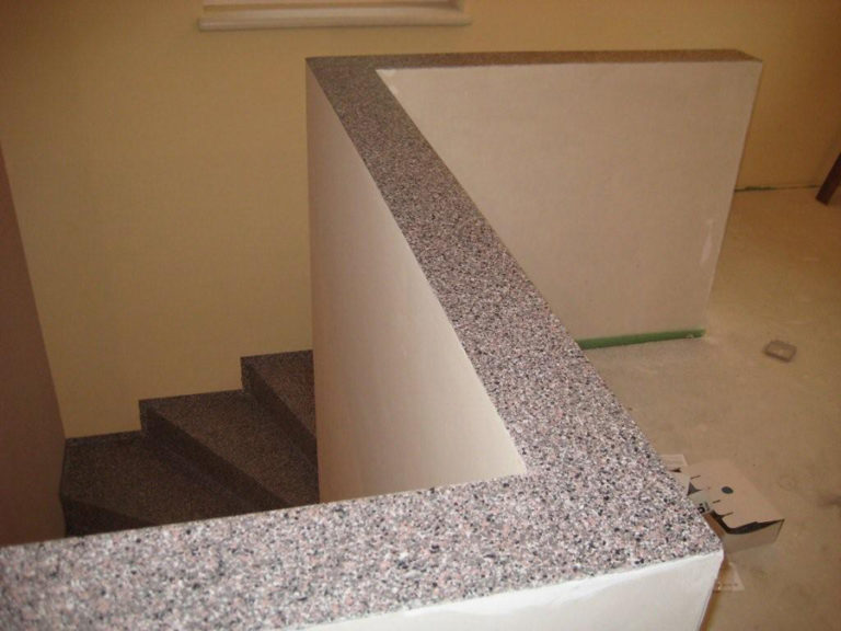 Brüstungsoberfläche passend zum Treppenbelag gestaltet
