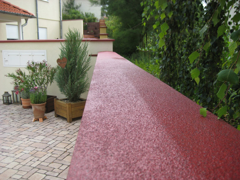 Abdichtung und farbliche Gestaltung der Abdeckplatten von Gartenmauern