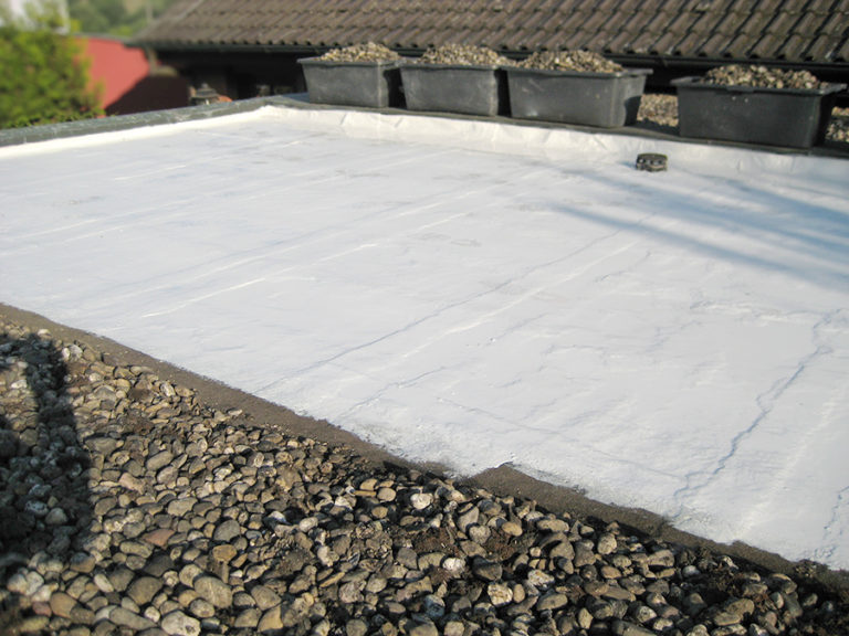 Die Dachhälfte wurde zweifach mit speziellen, wiederstandsfähigen Kunststoff abgedichtet. Dieser verschließt alle Poren und Risse dauerhaft gegen eindringende Feuchtigkeit