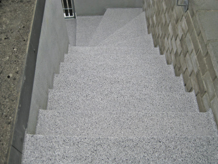 Fertiger Treppenbelag in einer leicht rauen Oberfläche - rutschfest versiegelt